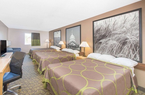 Belleville Hotel | Super 8 by Wyndham Belleville