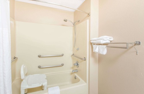 Belleville Hotel | Super 8 by Wyndham Belleville