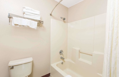 Belleville Hotel | Super 8 by Wyndham Belleville