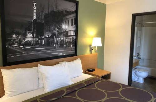 Old Farm District Hotel | Super 8 by Wyndham Bend