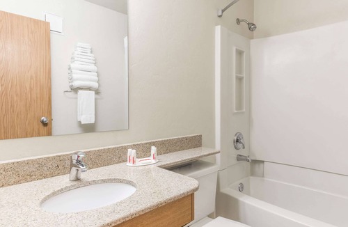 Old Farm District Hotel | Super 8 by Wyndham Bend