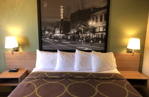 Old Farm District Hotel | Super 8 by Wyndham Bend