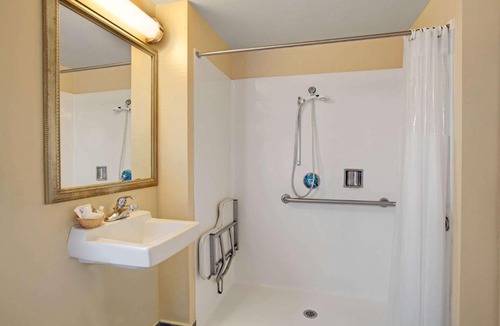 Central Berkeley Hotel | Super 8 by Wyndham Berkeley