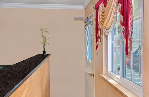 Central Berkeley Hotel | Super 8 by Wyndham Berkeley