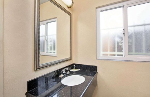 Central Berkeley Hotel | Super 8 by Wyndham Berkeley