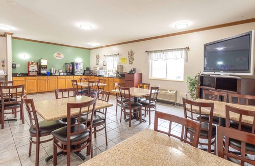 Big Rapids Hotel | Super 8 by Wyndham Big Rapids