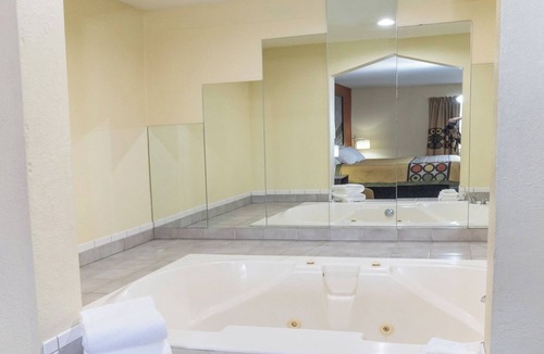 Big Rapids Hotel | Super 8 by Wyndham Big Rapids