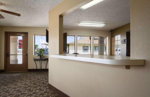 Blackwell Hotel | Super 8 by Wyndham Blackwell