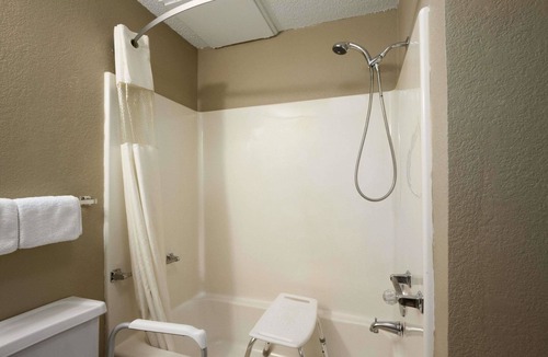 Blackwell Hotel | Super 8 by Wyndham Blackwell