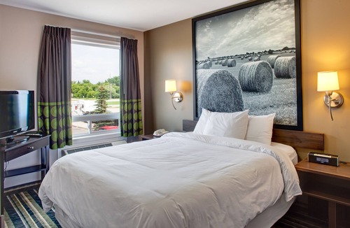 Brandon Hotel | Super 8 by Wyndham Brandon MB