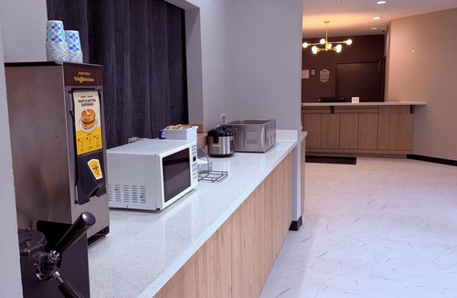 Brenham Hotel | Super 8 by Wyndham Brenham TX