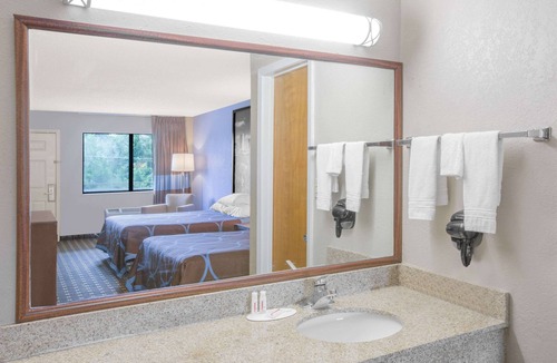 Brinkley Hotel | Super 8 by Wyndham Brinkley