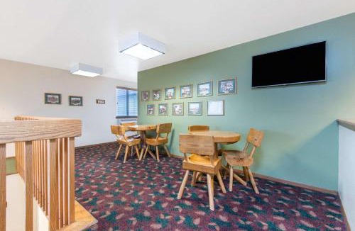 Buffalo Hotel | Super 8 by Wyndham Buffalo