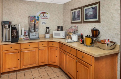 Burlington Hotel | Super 8 by Wyndham Burlington NC