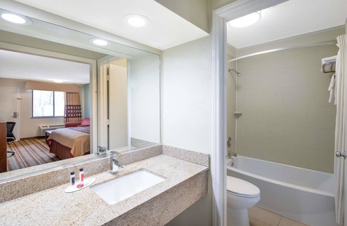 Burlington Hotel | Super 8 by Wyndham Burlington NC