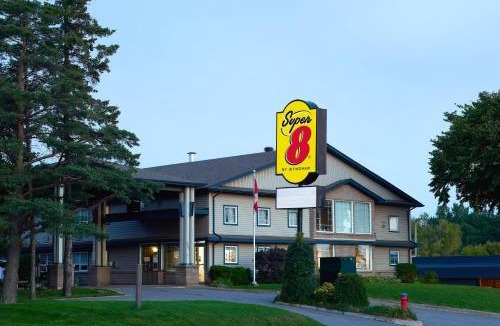 Sault Ste. Marie Hotel | Super 8 by Wyndham Sault Ste Marie On