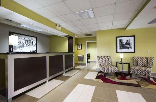 Calhoun Hotel | Super 8 by Wyndham Calhoun