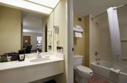 Calhoun Hotel | Super 8 by Wyndham Calhoun