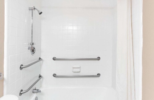 Carrollton Hotel | Super 8 by Wyndham Carrollton GA