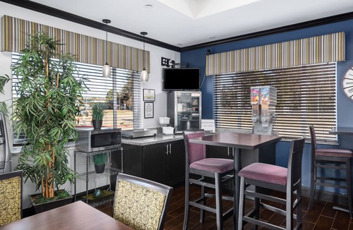 Carthage Hotel | Super 8 by Wyndham Carthage TX