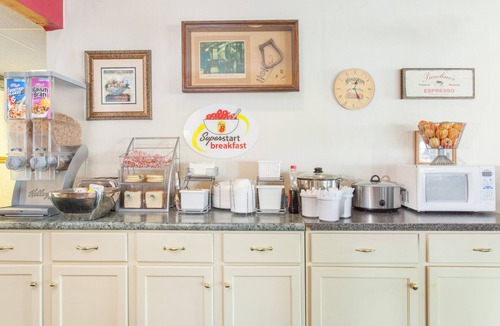 Carthage Hotel | Super 8 by Wyndham Carthage