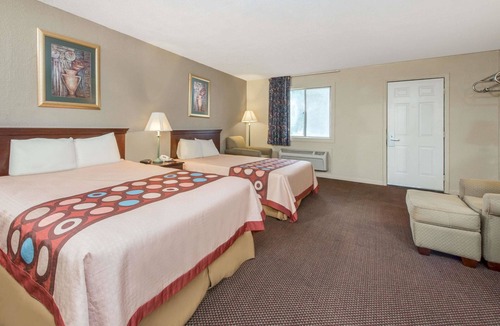 Centerville Hotel | Super 8 by Wyndham Centerville-Richmond