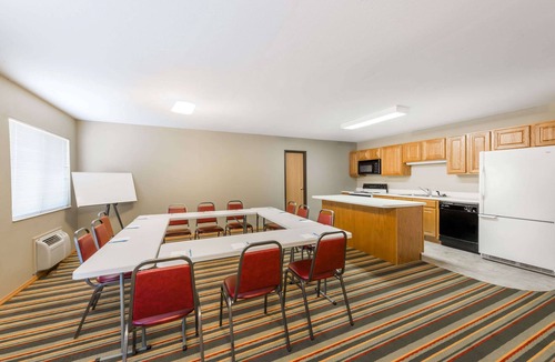 Chanute Hotel | Super 8 by Wyndham Chanute