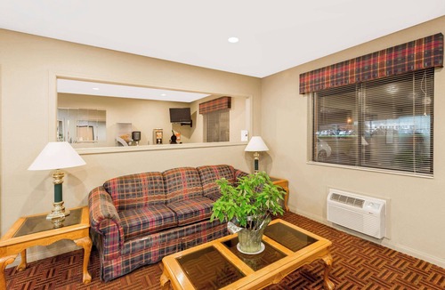 Chanute Hotel | Super 8 by Wyndham Chanute