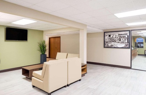 Charleston Hotel | Super 8 by Wyndham Charleston Sikeston East MO