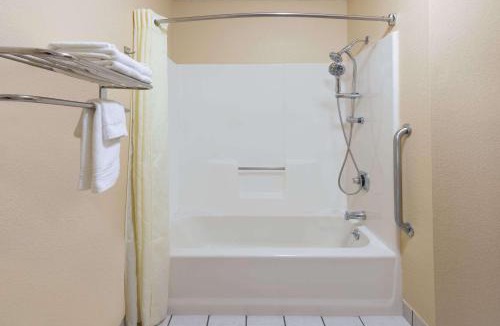 Charleston Hotel | Super 8 by Wyndham Charleston Sikeston East MO