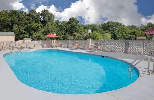 Clarksville Hotel | Super 8 by Wyndham Clarksville AR