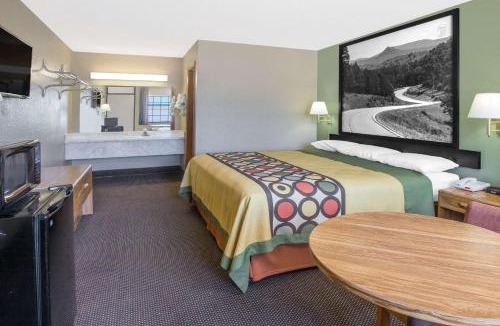 Clarksville Hotel | Super 8 by Wyndham Clarksville AR