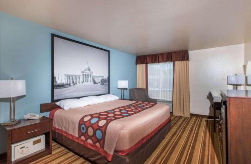 Claremore Hotel | Super 8 by Wyndham Claremore OK