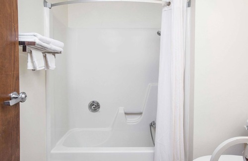 Clear Lake Hotel | Super 8 by Wyndham Clear Lake