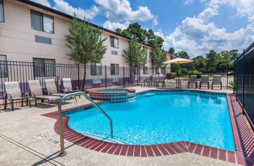 Cleveland Hotel | Super 8 by Wyndham Cleveland TX