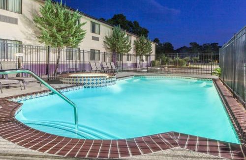 Cleveland Hotel | Super 8 by Wyndham Cleveland TX
