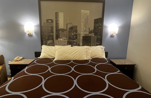 Cleveland Hotel | Super 8 by Wyndham Cleveland TX