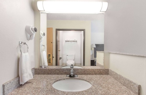 Cleveland Hotel | Super 8 by Wyndham Cleveland TX