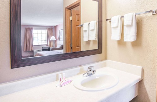 Clinton Hotel | Super 8 by Wyndham Clinton