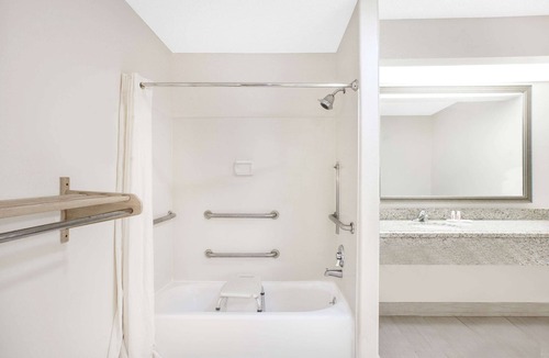 Central City Hotel | Super 8 by Wyndham Corpus Christi