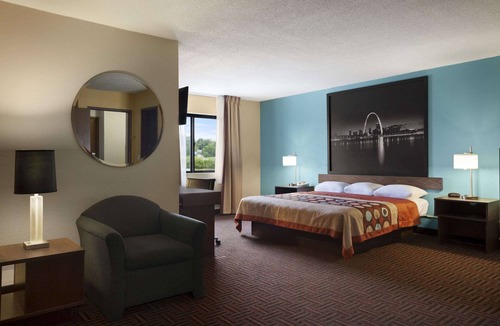 Collinsville Hotel | Super 8 by Wyndham Collinsville St. Louis