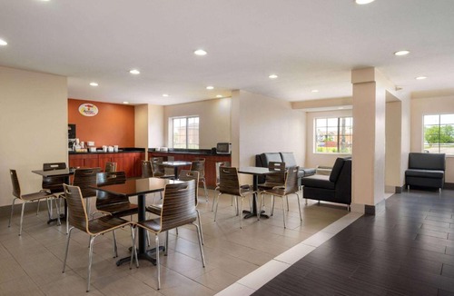 Columbus Hotel | Super 8 by Wyndham Columbus West