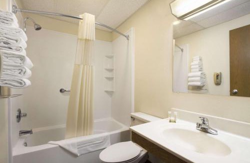 Cuba Hotel | Super 8 by Wyndham Cuba