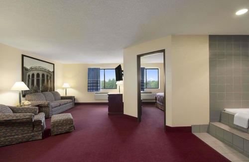 Cuba Hotel | Super 8 by Wyndham Cuba