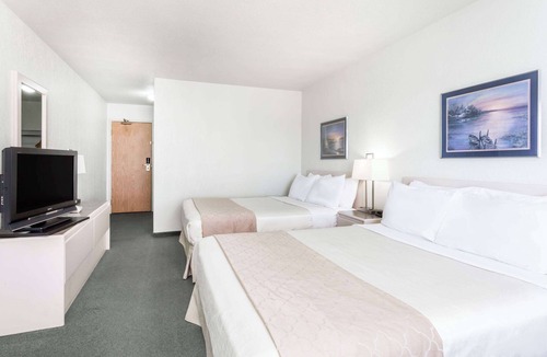 Dauphin Hotel | Super 8 by Wyndham Dauphin