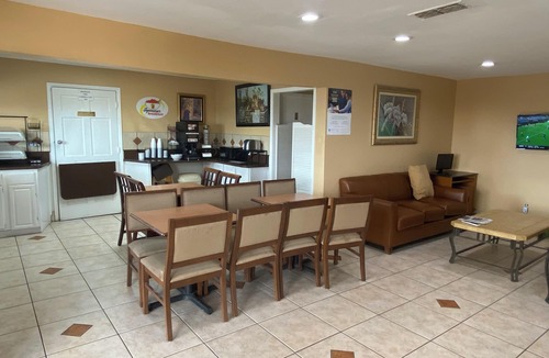 Decatur Hotel | Super 8 by Wyndham Decatur Texas