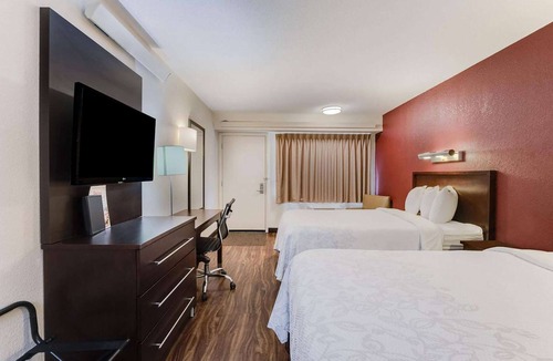 Deerfield Hotel | Super 8 by Wyndham Deerfield/Northbrook