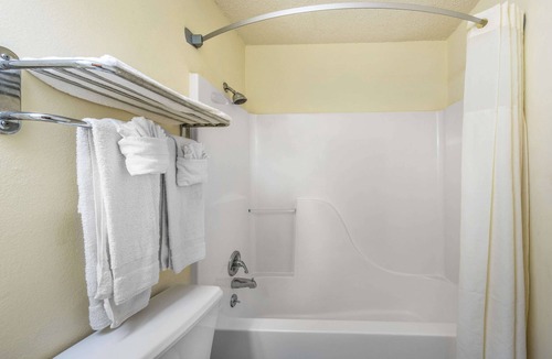 Denton Hotel | Super 8 by Wyndham Denton