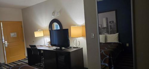 Dilley Hotel | Super 8 by Wyndham Dilley TX