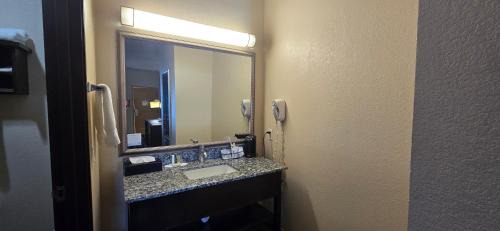 Dilley Hotel | Super 8 by Wyndham Dilley TX